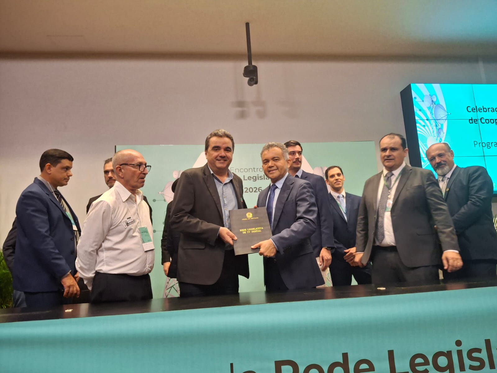 Emerson Lima na assinatura dos acordos de cooperação técnica e termos de adesão para canal de TV
